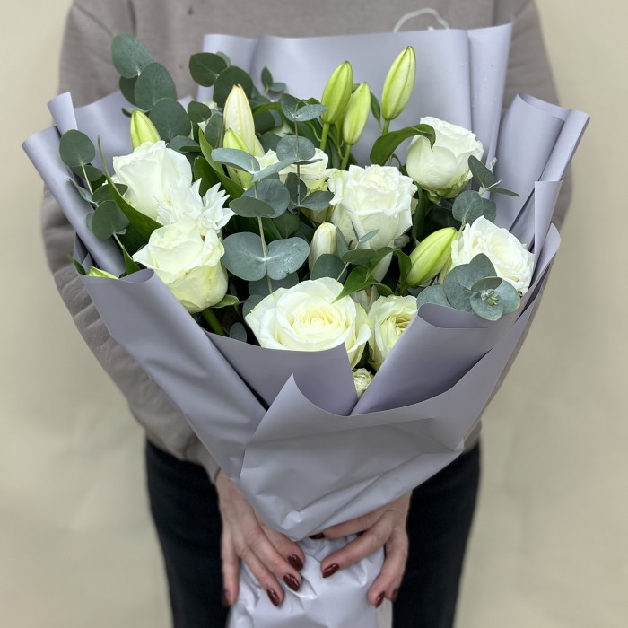 Букет из роз с лилиями